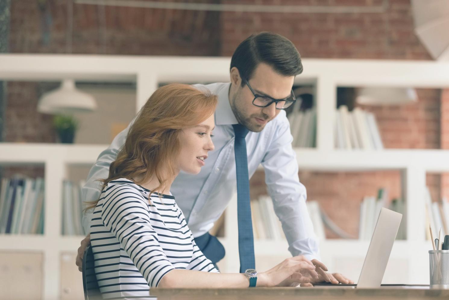 Финансовый аналитик работает с данными и отчётами в офисной среде