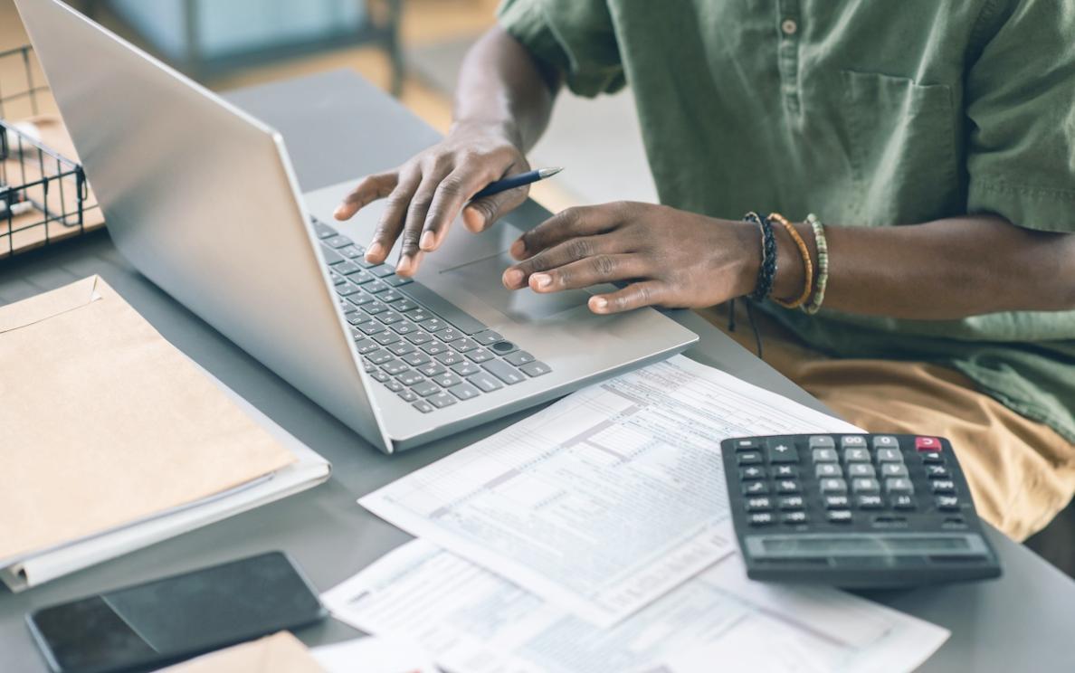 Команда инвестиционных специалистов обсуждает стратегию анализа активов